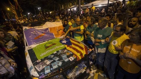 Un coche de la Guardia Civil destrozada frente a la Conseller&iacute;a de Econom&iacute;a