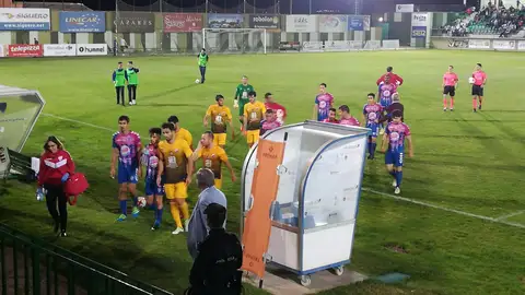 Los jugadores de la Segoviana y de la Ponferradina camino del túnel de vestuarios en La Albuera Los jugadores de la Segoviana y de la Ponferradina camino del túnel de vestuarios en La Albuera