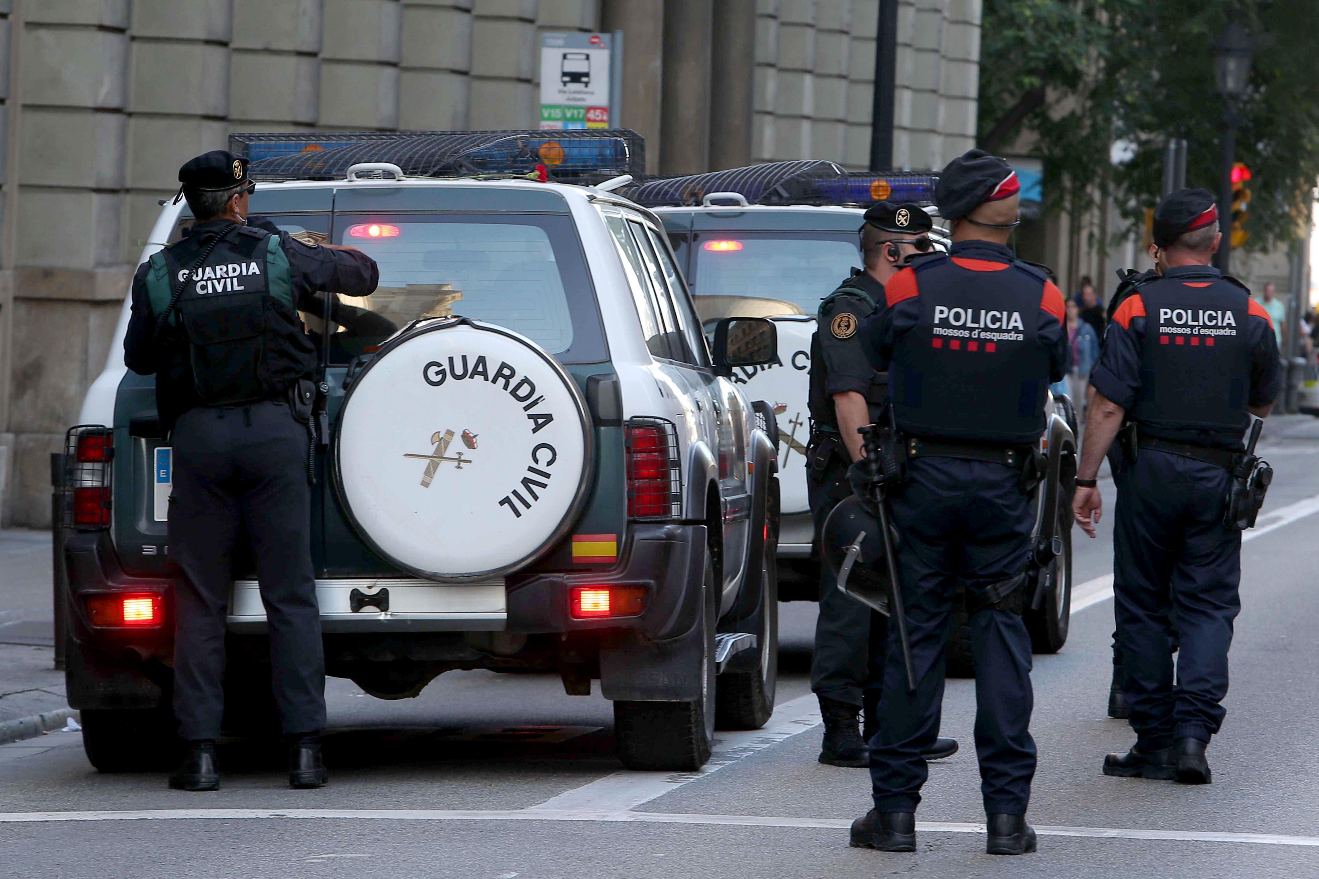 La Fiscalía ordena a los Mossos precintar los colegios electorales e impedir votar a menos de 100 metros La Fiscalía ordena a los Mossos precintar los colegios electorales e impedir votar a menos de 100 metros