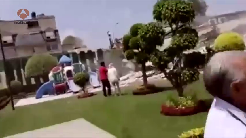 Roberto Miranda, superviviente del terremoto: "Los gritos de las madres cuando veían el colegio eran desgarradores" Roberto Miranda, superviviente del terremoto: "Los gritos de las madres cuando veían el colegio eran desgarradores"