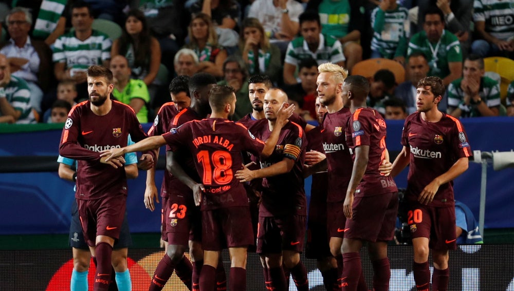 El Barça celebra el gol en propia puerta del Sporting