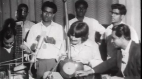 Sale a subasta un sitar que perteneci&oacute; al guitarrista de los Beatles George Harrison