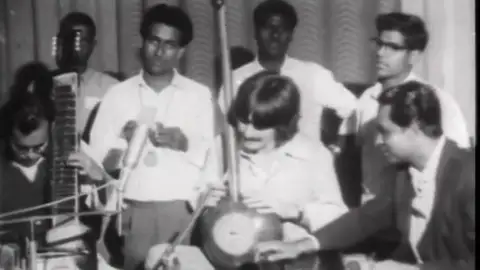 Sale a subasta un sitar que perteneció al guitarrista de los Beatles George Harrison Sale a subasta un sitar que perteneció al guitarrista de los Beatles George Harrison