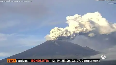El volcán Popocatépetl comienza a escupir fragmentos incandescentes en México El volcán Popocatépetl comienza a escupir fragmentos incandescentes en México