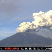 El volcán Popocatépetl comienza a escupir fragmentos incandescentes en México
