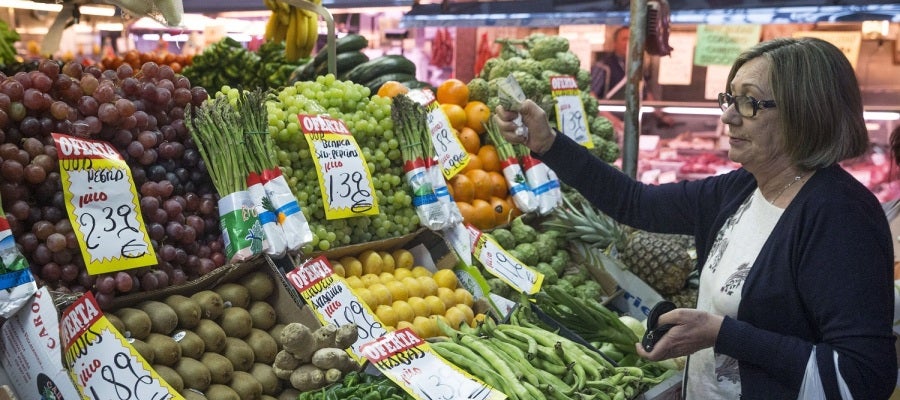 En la imagen, una mujer hace su compra en una frutería del mercado Maravilla en Madrid. En la imagen, una mujer hace su compra en una frutería del mercado Maravilla en Madrid.