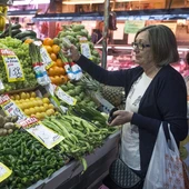 En la imagen, una mujer hace su compra en una frutería del mercado. En la imagen, una mujer hace su compra en una frutería del mercado.