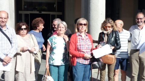 Un grupo de vecinos presenta el escrito sobre los autobuses a Nueva Segovia en el Ayuntamiento 