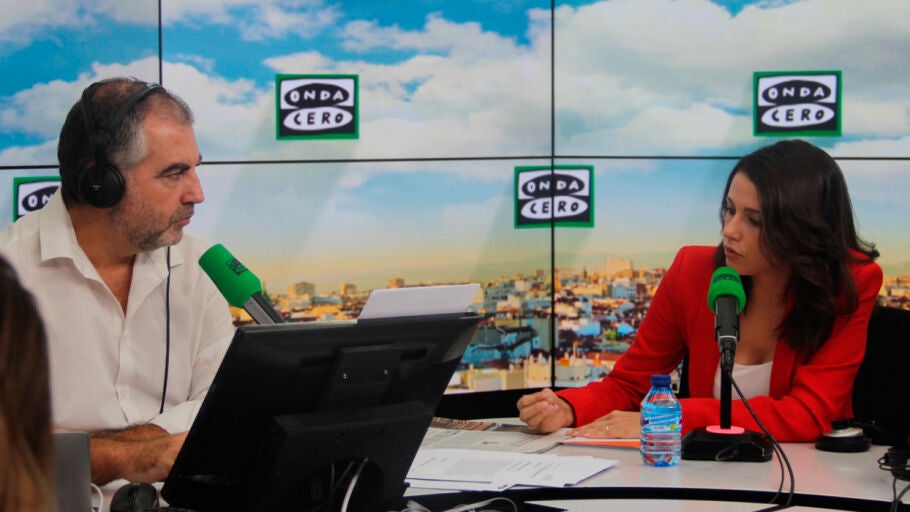 In&eacute;s Arrimadas durante una entrevista con Carlos Alsina en M&aacute;s de uno