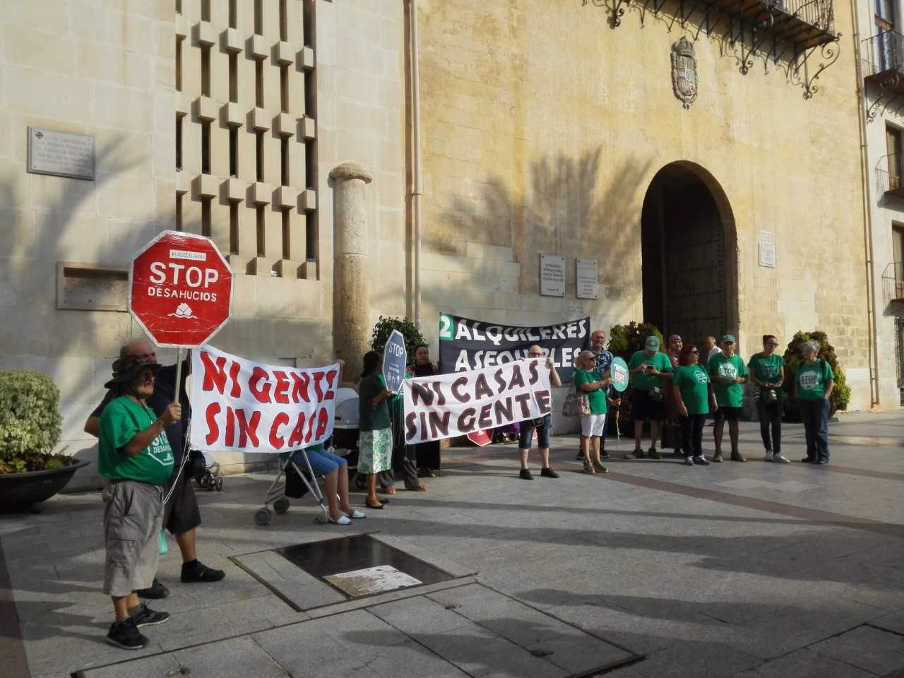 La PAH pide que el Ayuntamiento de Elche alquile viviendas a grandes tenedores para subrogarlas a familias vulnerables La PAH pide que el Ayuntamiento de Elche alquile viviendas a grandes tenedores para subrogarlas a familias vulnerables