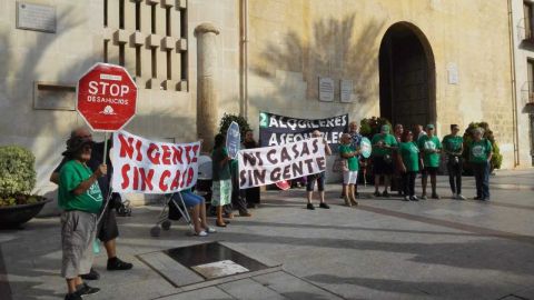 Miembros de la PAH Elche-Crevillent concentrados en la Plaza de Baix de Elche en una imagen de archivo.