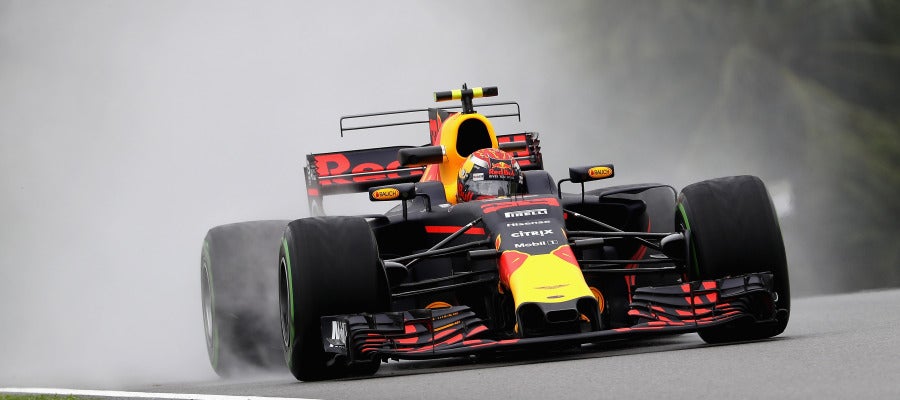 Max Verstappen rueda sobre mojado Max Verstappen rueda sobre mojado