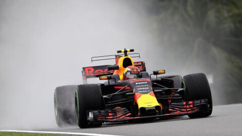 Max Verstappen rueda sobre mojado