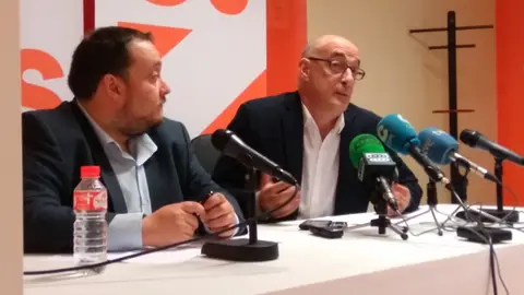 Los diputados Rubén Gómez y Félix Álvarez En rueda de prensa