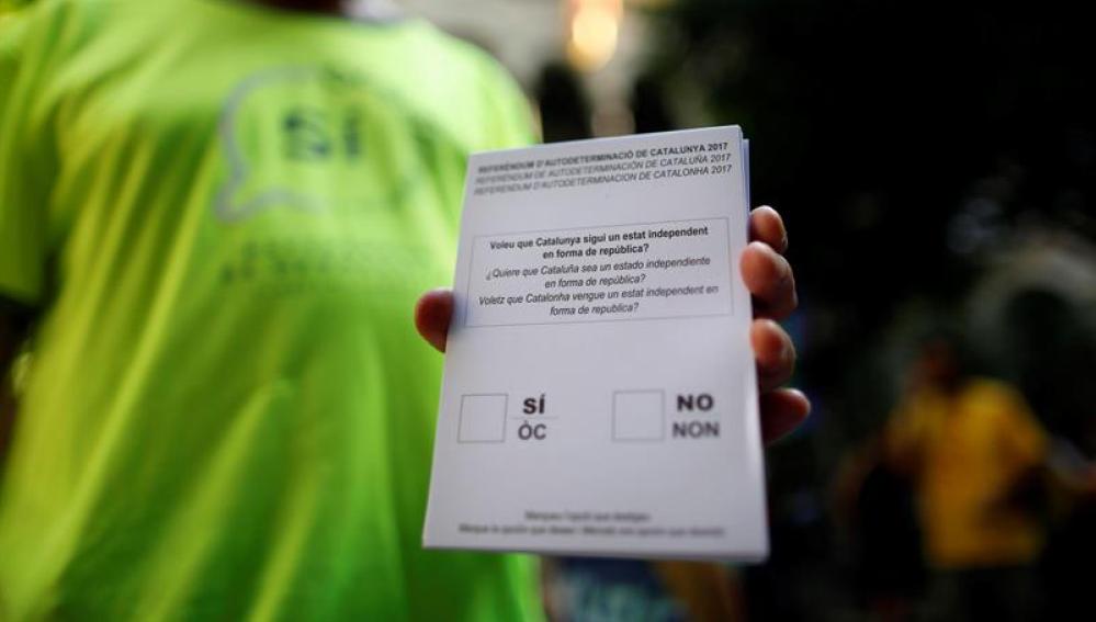 Una persona muestra una de las papeletas del referendum sobre la independencia de Cataluña