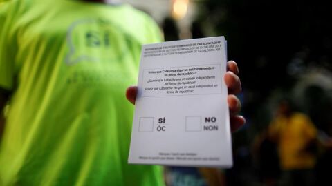 Una persona muestra una de las papeletas del refer&eacute;ndum sobre la independencia de Catalu&ntilde;a