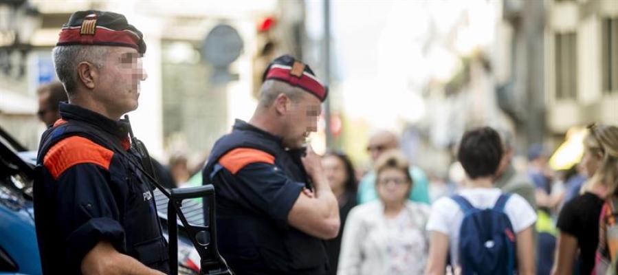 Una unidad de los Mossos d'Esquadra por las calles del centro de Barcelona Una unidad de los Mossos d'Esquadra por las calles del centro de Barcelona