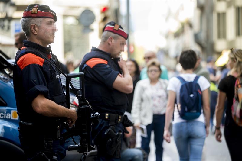 Los Mossos comienzan a ir a los locales electorales con orden de cerrarlos Los Mossos comienzan a ir a los locales electorales con orden de cerrarlos