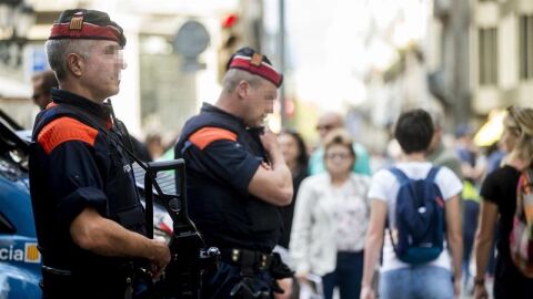 Una unidad de los Mossos d'Esquadra por las calles del centro de Barcelona