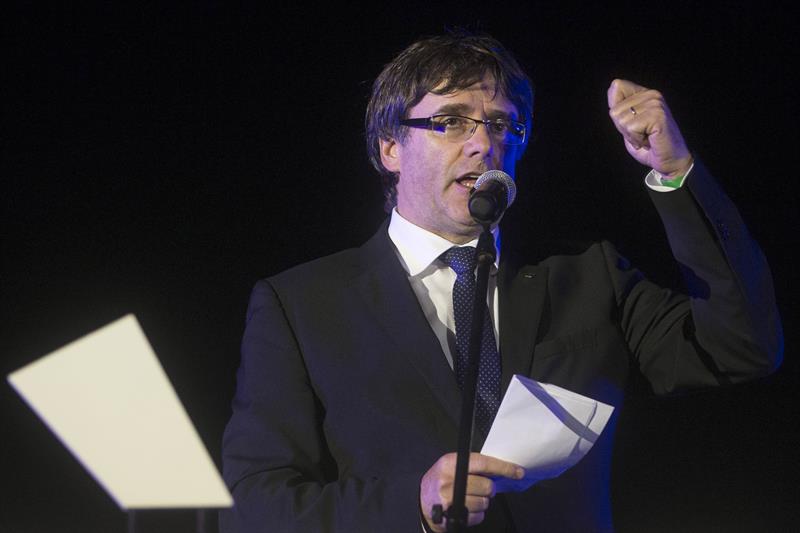 Puigdemont llama a asegurar el sí tras haber "vencido a un Estado autoritario" Puigdemont llama a asegurar el sí tras haber "vencido a un Estado autoritario"