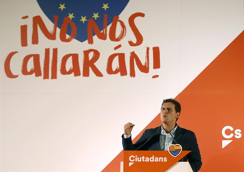 Rivera llama a los catalanes a no tirar su papeleta a "ese cubo de basura" Rivera llama a los catalanes a no tirar su papeleta a "ese cubo de basura"