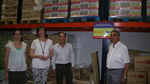 La subdelegada del Gobierno haciendo entrega de los alimentos a las asociaciones La subdelegada del Gobierno haciendo entrega de los alimentos a las asociaciones