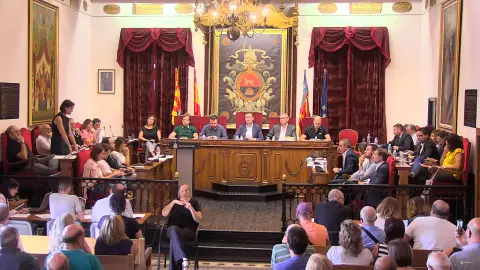 Luis Ángel Mateo y Justino Delgado, al fondo de la imagen a la derecha, en el Pleno Municipal del mes de septiembre en Elche Luis Ángel Mateo y Justino Delgado, al fondo de la imagen a la derecha, en el Pleno Municipal del mes de septiembre en Elche