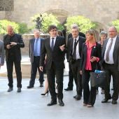 El presidente de la Generalitat, Carles Puigdemont (c), acompañado por el conseller de Asuntos Exteriores, Raül Romeva (i) y del director general del Diplocat, Albert Royo (2i)