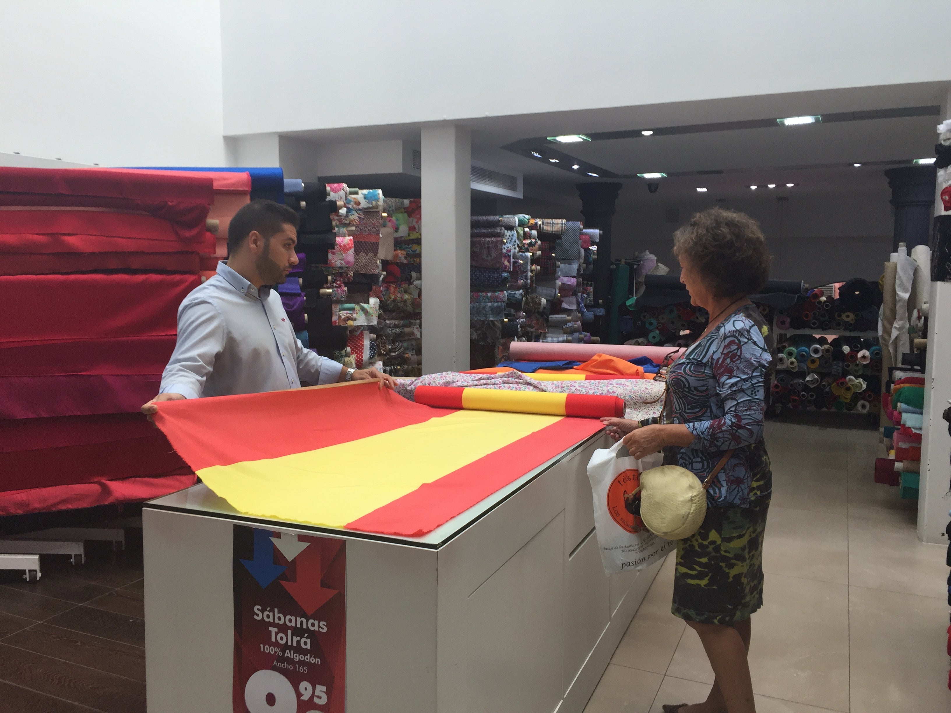 Se dispara la venta de banderas nacionales en Granada Se dispara la venta de banderas nacionales en Granada