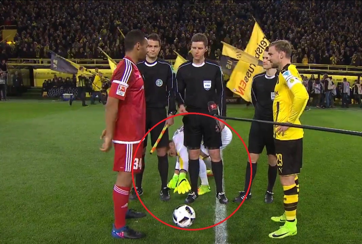 La rara manía del portero del Dortmund antes de cada partido que se ha hecho viral La rara manía del portero del Dortmund antes de cada partido que se ha hecho viral