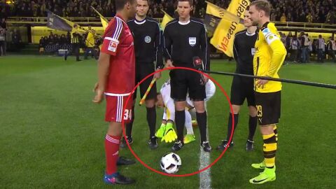 La rara man&iacute;a del portero del Dortmund