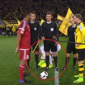 La rara manía del portero del Dortmund