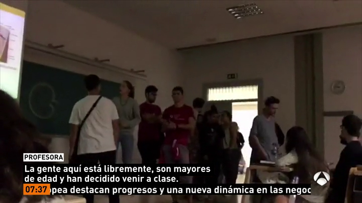 Un grupo de estudiantes irrumpe en una clase para leer un manifiesto a favor del referéndum y la profesora se enfrenta a ellos Un grupo de estudiantes irrumpe en una clase para leer un manifiesto a favor del referéndum y la profesora se enfrenta a ellos