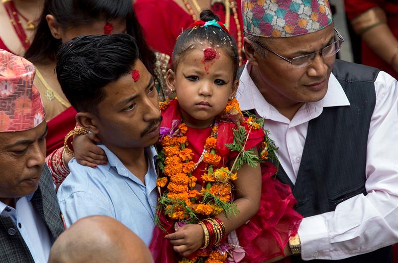 Una niña de tres años es elegida como la nueva diosa viviente de Nepal Una niña de tres años es elegida como la nueva diosa viviente de Nepal