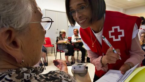 Cruz Roja trabaja con las personas mayores.