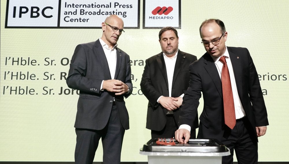 Oriol Junqueras, Jordi Turull , y Raül Romeva durante la rueda de prensa 