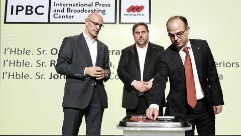 Oriol Junqueras, Jordi Turull , y Ra&uuml;l Romeva durante la rueda de prensa 