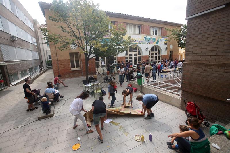 El Gobierno da por cerrados la mayoría de los locales para el 1-O mientras el soberanismo se moviliza El Gobierno da por cerrados la mayoría de los locales para el 1-O mientras el soberanismo se moviliza