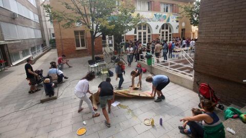 Varias personas en un instituto de Tarragona