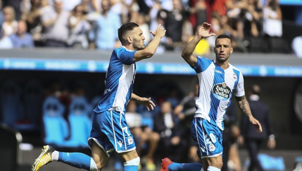 Lucas Pérez celebra uno de los goles del Deportivo