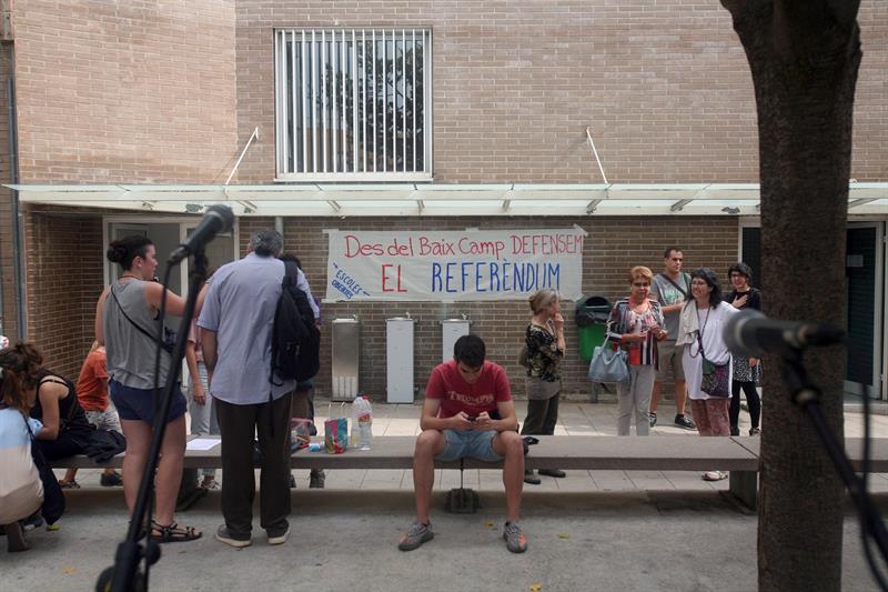Los soberanistas aseguran que los colegios ocupados en Cataluña para el 1-O superan los 500 Los soberanistas aseguran que los colegios ocupados en Cataluña para el 1-O superan los 500
