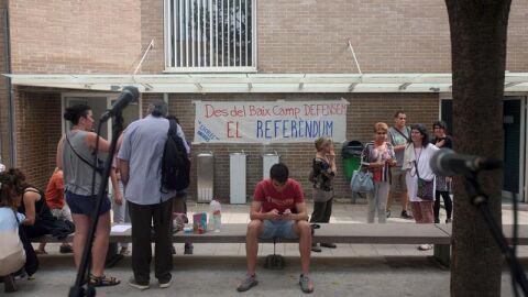 Varias personas permanecen en el instituto Baix Camp de Tarragona donde se organizan actividades para evitar que la polic&iacute;a impida su uso el 1-O, como ha ordenado un juez