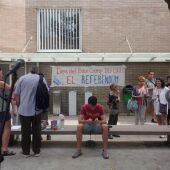 Varias personas permanecen en el instituto Baix Camp de Tarragona donde se organizan actividades para evitar que la policía impida su uso el 1-O, como ha ordenado un juez