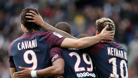Cavani, Mbappé y Neymar celebran un gol Cavani, Mbappé y Neymar celebran un gol