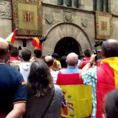Cientos de personas se manifiestan con banderas españolas en Madrid y Barcelona 