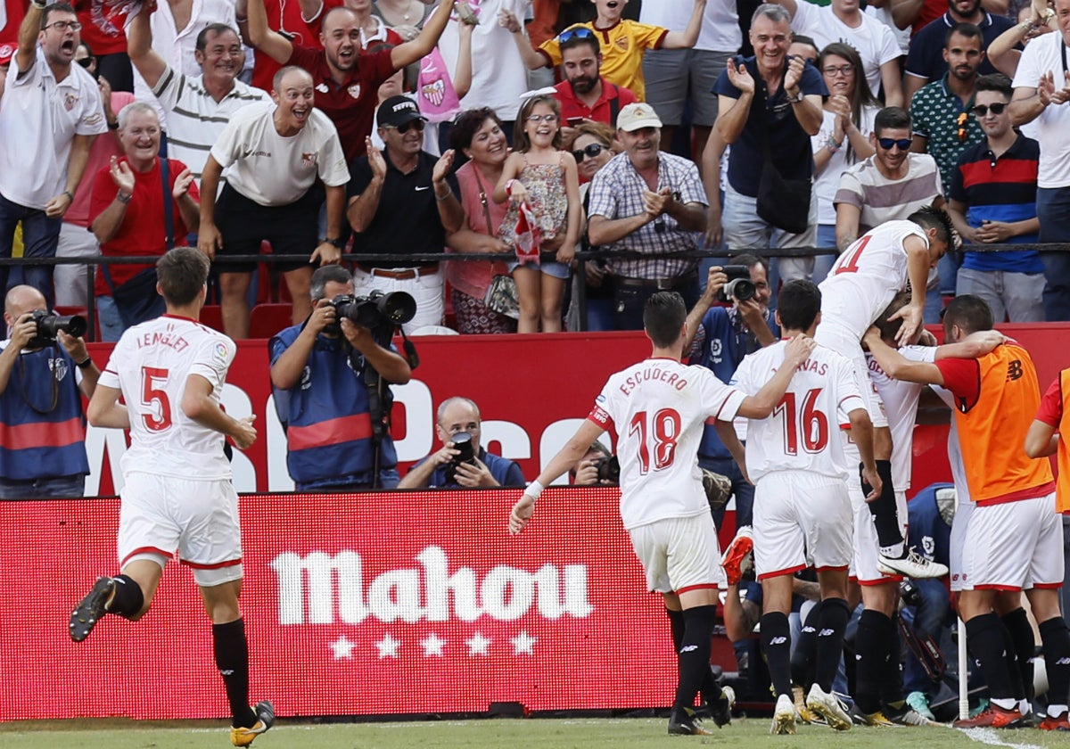 Sevilla 2 - 0 Málaga | Un buen Sevilla deja muy tocado al Málaga Sevilla 2 - 0 Málaga | Un buen Sevilla deja muy tocado al Málaga