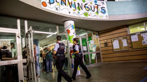 Los Mossos acceden a Escola Aur&oacute; para levantar acta de las actividades que realizan los colegios 