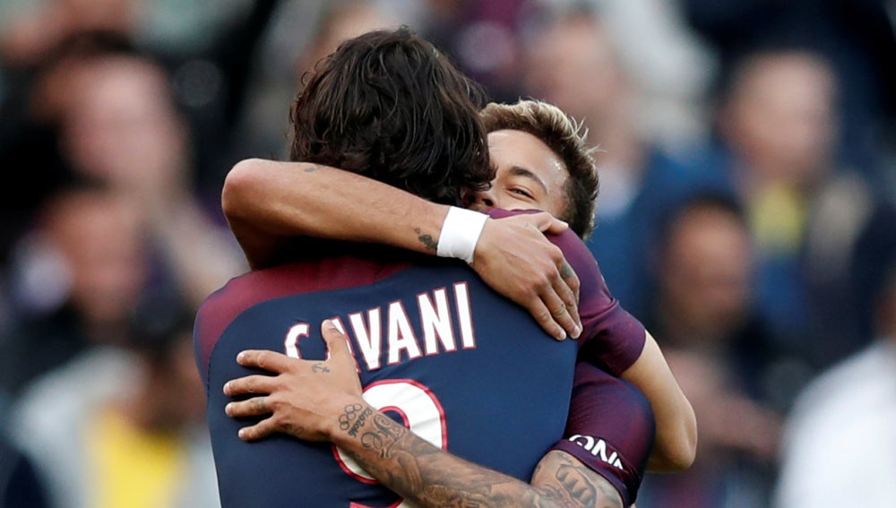 Neymar y Cavani se funden en un abrazo