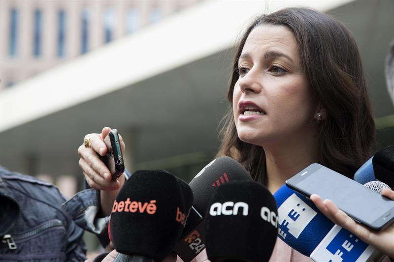 Arrimadas pide a Puigdemont elecciones aunque duda de que "se baje del burro" Arrimadas pide a Puigdemont elecciones aunque duda de que "se baje del burro"