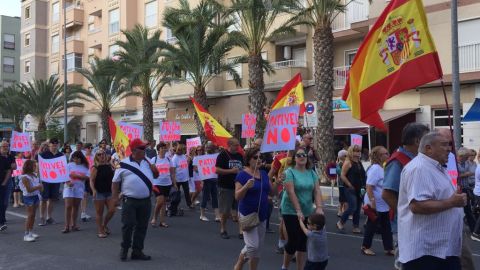 Los vecinos de la pedan&iacute;a de La Marina de Elche manifest&aacute;ndose contra el PATIVEL